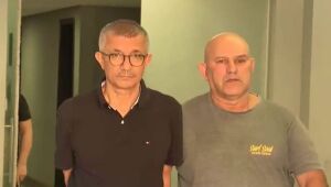 Piloto de avião aposentado, à esquerda, acusado de estupro, saindo de audiência de custódia.