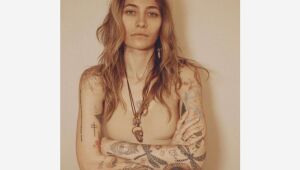 A modelo Paris Jackson, filha do cantor Michael Jackson, anunciou o fim do seu noivado com o produtor musical Justin Long 