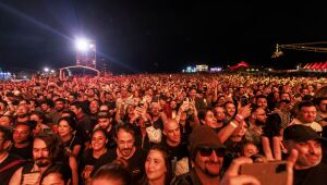 Público curte show da banda Bush no palco Mike's ice durante o Lollapalooza 2025, no autódromo de Interlagos em São Paulo.
