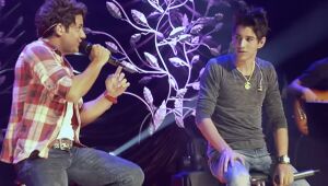 Os cantores Cristiano Araújo e Gusttavo Lima em vídeo da música 'É Fato'.