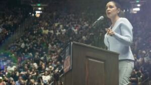 Alexandria Ocasio-Cortez questiona quais práticas brasileiras que ameaçam a segurança dos EUA.