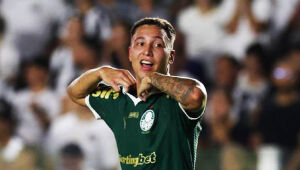 Thalys, atacante do Palmeiras, comemora gol em clássico contra o Santos, na Vila Belmiro, pelo Paulistão