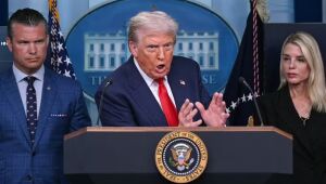 Donald Trump durante coletiva de imprensa no Salão Oval, onde discutiu a aplicação de tarifas sobre medicamentos e a redução de preços nos Estados Unidos.