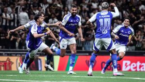 Cruzeiro vence na Arena MRV e abre boa vantagem sobre o rival Atlético.