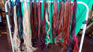 Apliques feitos por Marilza permitem ser tingidos e moldados da mesma forma que o cabelo humano