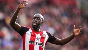 Yoane Wissa marcou 19 gols na última edição da Premier League, mas ainda não entrou em campo nesta temporada.