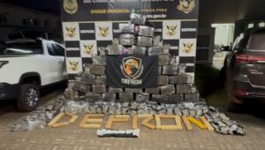Polícia prende dupla em Laguna Caarapã com 770 kg de drogas e veículos roubados com placas adulteradas.