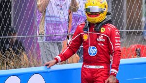 Hamilton sofre punição e perde posições no grid para 'estreia' na casa da Ferrari.