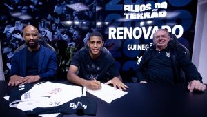 Gui Negão ao lado de Fabinho Soldado e Osmar Stabile durante renovação de contrato 