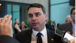 O senador Flávio Bolsonaro disse à jornalistas que visitou seu pai pela primeira vez nesta quarta-feira, 6, dois dias após Jair Bolsonaro ser preso