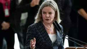 Gleisi Hoffman critica ameaça militar dos EUA ao Brasil em meio ao julgamento de Bolsonaro.