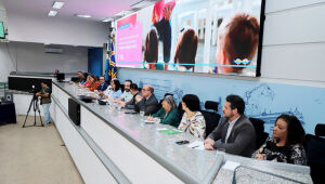 Mais de 5,6 mil crianças seguem na fila por uma vaga na educação infantil de Campo Grande. A situação foi debatida em audiência pública realizada nesta segunda-feira (1º), na Câmara Municipal. O encontro reuniu vereadores, representantes do Ministéri