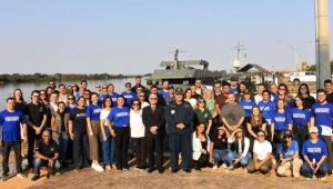 Equipe do mutirão itinerante da Justiça Federal e INSS, com apoio da Marinha, reunida em Ladário antes de partir pelo Rio Paraguai. 