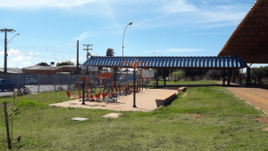 Academia ao ar livre no Parque Tarsila do Amaral, no bairro Vida Nova, em Campo Grande, que passa por reformas com prazo de entrega adiado para novembro de 2025.