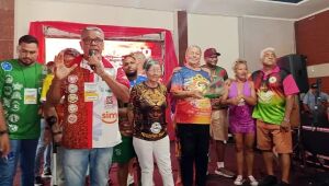 Zezinho Martinez, presidente da Liesco, durante evento em Corumbá, acompanhado por dirigentes das dez escolas de samba que participarão do Carnaval 2026