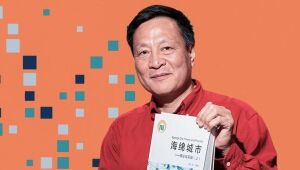 O arquiteto e urbanista chinês Kongjian Yu, referência mundial em sustentabilidade e cidades-esponja, durante visita ao Brasil para gravações no Pantanal.