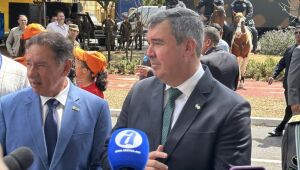 O governador Eduardo Riedel