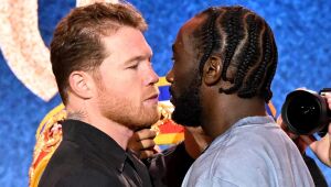 NEW YORK, NEW YORK - JUNE 22: (L-R) Canelo Alvarez and Terence Crawford onstage during Fanatics Fest NYC 2025 at Javits Center on June 22, 2025 in New York City.
