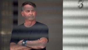 Jair Bolsonaro acompanha julgamento do STF em prisão domiciliar, com presença dos filhos Carlos e Jair Renan