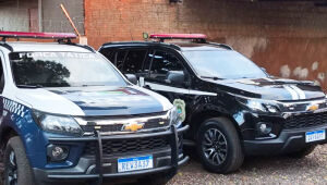 Equipes policiais em ação durante a operação que recolheu celulares e levou à prisão por posse ilegal de arma