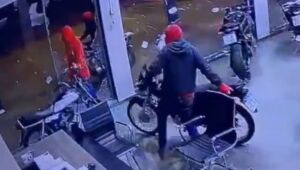 Criminosos arrombaram loja em Ponta Porã e fugiram com motocicleta durante a madrugada