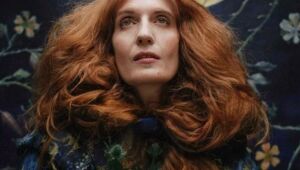 Florence Welch revelou que passou por aborto espontâneo e gravidez ectópica em 2023