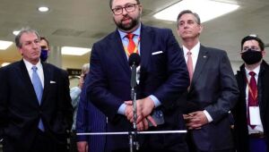 Jason Miller reage a declaração de Alexandre de Moraes durante julgamento da tentativa de golpe de 2022