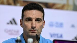 Scaloni se emociona ao falar sobre Messi e não descarta nova tentativa de convencer o craque a continuar