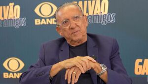 Galvão Bueno no estúdio da Band, onde apresenta o programa Galvão e Amigos. Narrador segue ativo aos 75 anos.