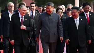 Os líderes de China, Coreia do Norte e Rússia demonstram coesão estratégica durante parada militar em Pequim