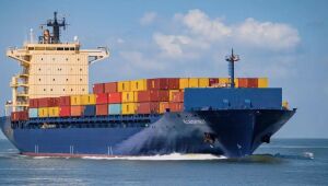 Exportações brasileiras para os EUA caem com tarifa de 50% de Trump, enquanto vendas para a China disparam.