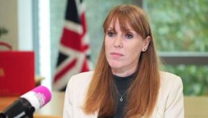 Angela Rayner deixou o cargo de vice-premiê após investigação sobre erro fiscal em compra de imóvel.