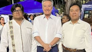 Hashioka ao lado de representantes da comunidade boliviana durante evento cultural em Campo Grande