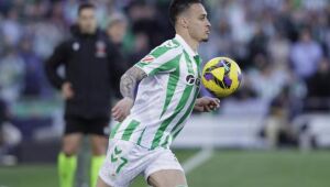 Antony em ação pelo Real Betis; atacante brasileiro foi comprado em definitivo pelo clube espanhol