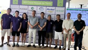 Deputado Roberto Hashioka ao lado de atletas na 19ª edição da Copa Nippak de Tênis, em Campo Grande