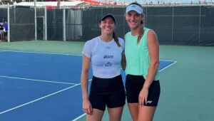 uisa Stefani e Timea Babos comemoram classificação para as quartas de final do US Open