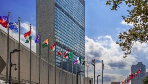 Delegação brasileira enfrenta atraso na emissão de vistos diplomáticos e pode pressionar a ONU por arbitragem contra os EUA.