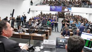 Deputados aprovam projeto que exige certidões criminais em instituições que recebem verba pública e atuam com menores
