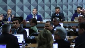 Comissão do INSS durante sessão no Congresso; lista de alvos inclui ex-presidente do INSS, empresários e entidades sindicais
