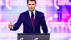 Charlie Kirk foi baleado enquanto discursava em evento universitário em Utah; ele morreu horas depois