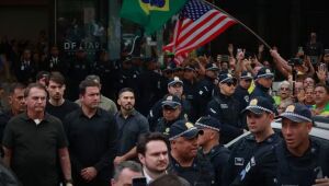 Jair Bolsonaro deixa hospital em Brasília sob escolta, após procedimento dermatológico autorizado pelo STF