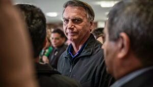 Bolsonaro retorna à prisão domiciliar após exames revelarem anemia e vestígios de pneumonia