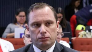 Moraes negou pedido da defesa de Mauro Cid para retirada de tornozeleira eletrônica e extinção da pena