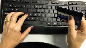 Cartão de crédito é a principal fonte de dívidas para metade dos brasileiros das classes A, B e C.