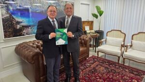 Presidente do TJMS recebe oficialmente o Manual de Saúde Pública das mãos do desembargador Nélio Stábile