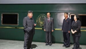 Kim Jong Un é recebido por altos funcionários chineses na chegada a Pequim para o desfile militar