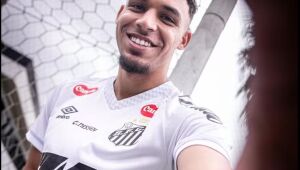 Victor Hugo foi apresentado como novo reforço do Santos, com contrato até 2026.