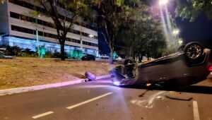 Carro capotou após bater em veículo estacionado na avenida Mato Grosso, em frente à sede da OAB, em Campo Grande; motorista saiu ileso.  