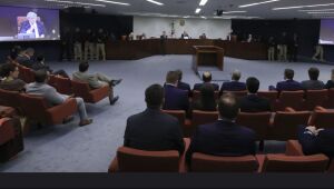 A primeira turma do Supremo Tribunal Federal (STF) dá prosseguimento ao julgamento do ex-presidente Jair Messias Bolsonaro (PL) e mais sete réus acusados de planejarem um golpe de Estado.