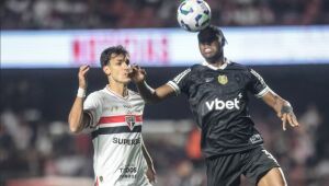 Dinenno disputa a bola em São Paulo x Botafogo.